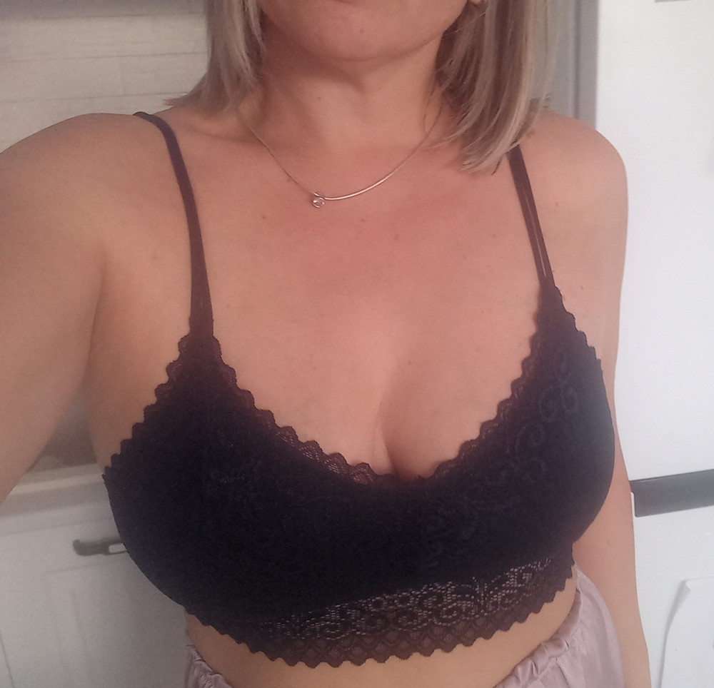 Грудь тройка, объем 100, сел замечательно ничего не передавливает. Материал очень приятный