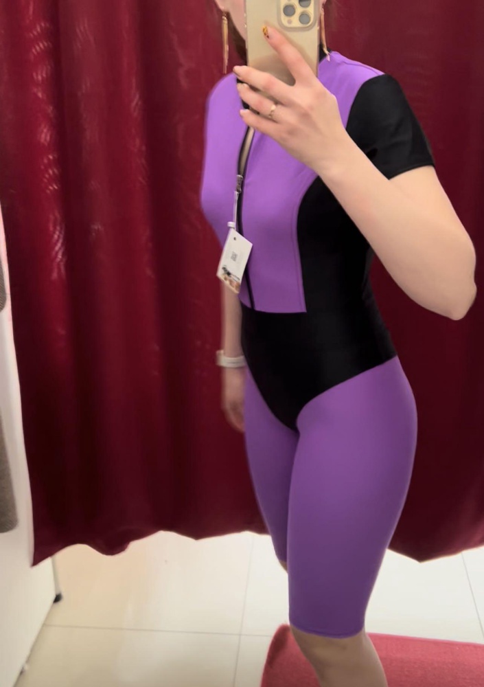 Костюм конечно яркий , интересный , современный, выделяет из толпы . Спереди все шикарно , но сзади очень смущает вид трусов , как и правда стринги , выделяется сильно . Для меня - вульгарно , но если бы я была с отличной фигурой и не загонялась, выкупила бы 😅 ещё , девочки, я брала 44 -М чёрный и фиолетовый цвет , в итоге фиолетовый свободный , чёрный обливает . То есть фиолетовый немного большемерит. Выкупила чёрный