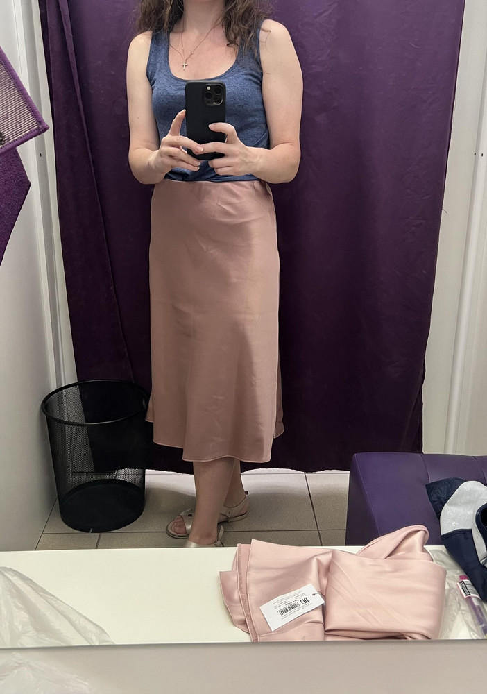 Странный размерный ряд и цвет. Заказала 2 разных размера, разной длинны и ОДИНАКОВОГО цвета - пудровый. Цвета сильно отличаются. Размер не намного. Взяла длинной 160-170. Мой рост 158, ОБ 94.