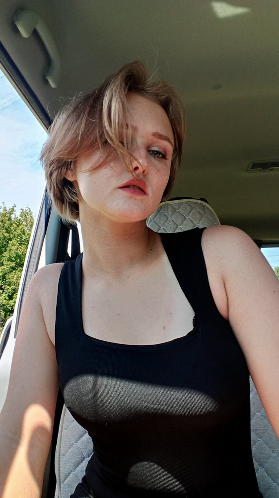 Платье замечательное, целое. Все по размеру. Сидит прекрасно, от ходьбы не поднимается.