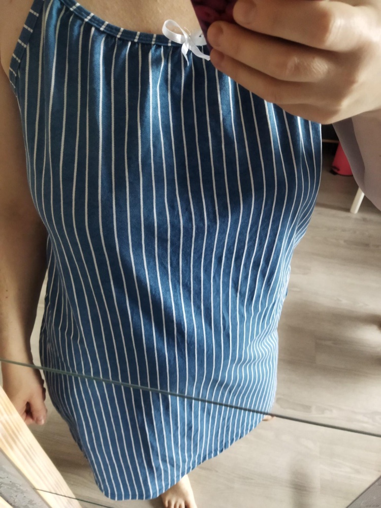 Для дома платье отличное на жару. Маломерит, так как даёт усадку. Заказала на размер больше, и не прогадала, после стирки оно село на размер и в бёдрах и в промах. Уменя 50-52, взяла 54. Грудь 101 бедра 110, талия 85. Взяла бы свой размер, было-бы в обтяг. Ткань кулирка! Не как может показаться что это плотный не тянущийся хлопок, нет, обычная кулирка. Бантик уберу, смешной он.