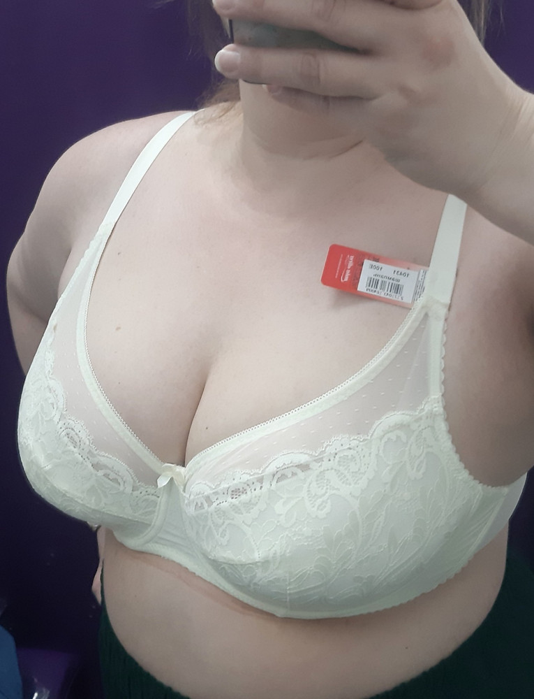 Отличный бюст, качество на 5, отшит отлично, приятный к телу, на мои параметры сел великолепно,приобретеный размер 100 Е(мои параметры ОГ123 под грудью 108) нигде не жмет, бока подбирает, ничего не свисает, цвет соответствует ( шампань) кужево красивое, для такой цены великолепное качество, продавцу спасибо!