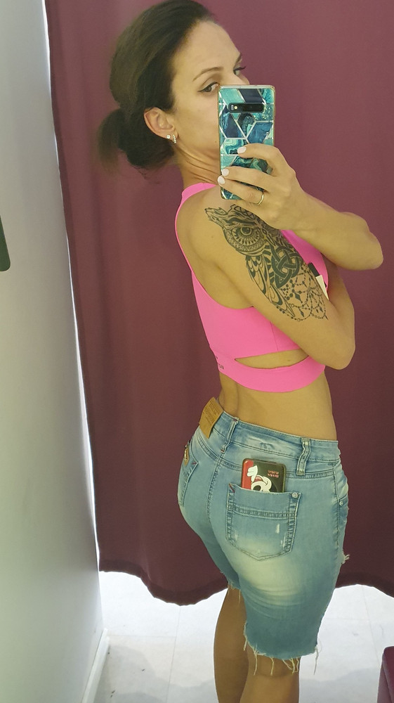 К сожалению тесноват, хотя по размерам должен был подойти. На грудь 94 см и талию 67 рост 170, взяла М, оказался впритык, смотрится на фото красиво, но дышать сложно. Поэтому возврат.