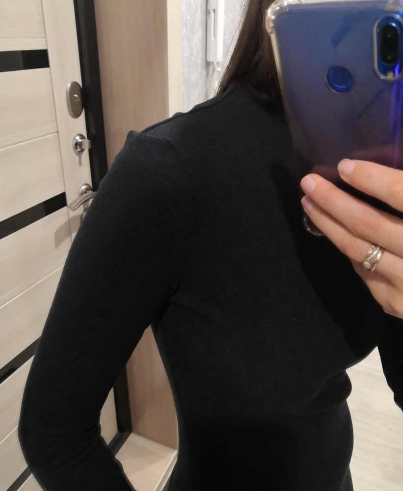 Все в этом платье замечательно! Кроме одного места-шва соединения рукава с туловищем. Шов немного топорщится , как будто волной. А размер и цвет, материал, посадка отличные. Взяла 170/88  размер. Мне свободновато в талии. Мои параметры ог88, от66, об95