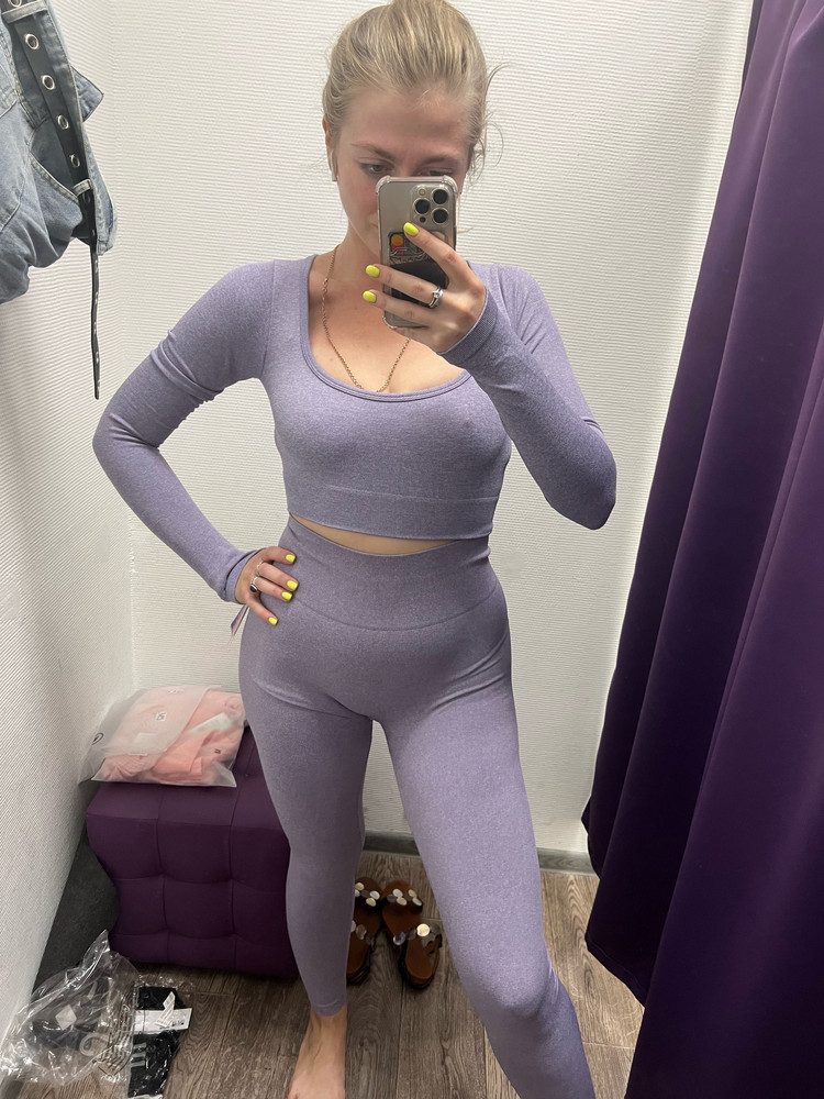 Отличный костюм, супер удобный. Но плотненьких. На зиму самое то или если нужно посушиться))) но мне понравилось)