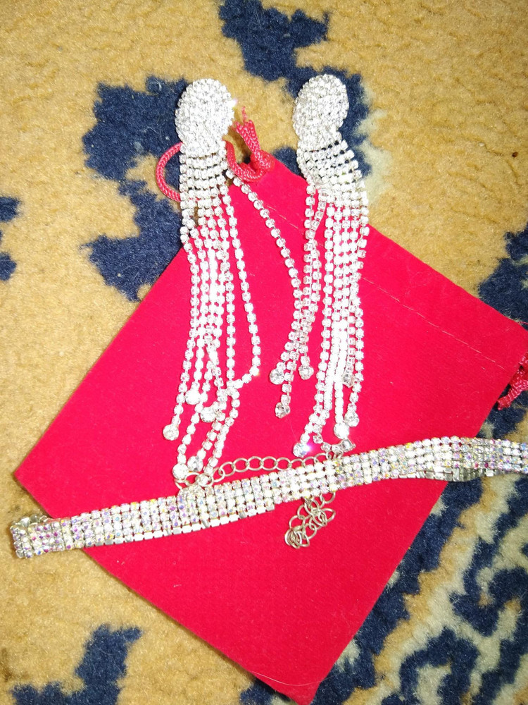 Чокер пришёл во время, брала для фотосессии, ношу и так, удобный, блестящий, камушки все на месте.