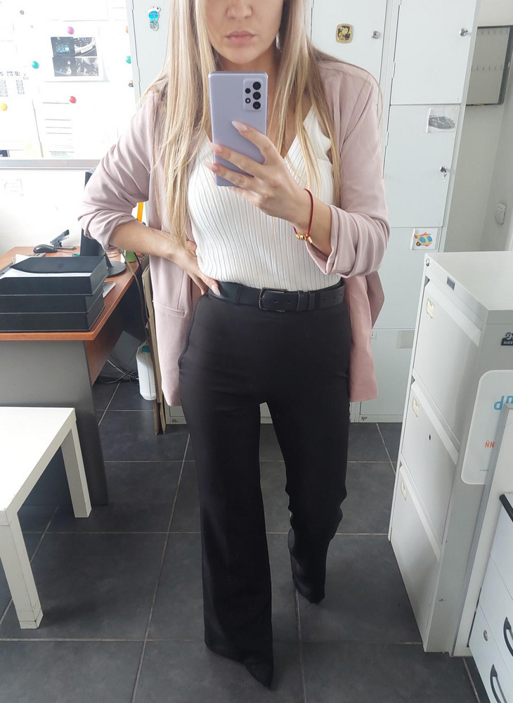 Брюки классные.  Сели идеально. Но- они только на стройную даму. Материал не тянется. И если честно , немного не поняла отзывов про длинную штанину. Как правило такую модель брюк носят под каблук.  У меня рост 167 и длина идеальна. Ничего даже укорачивать не пришлось