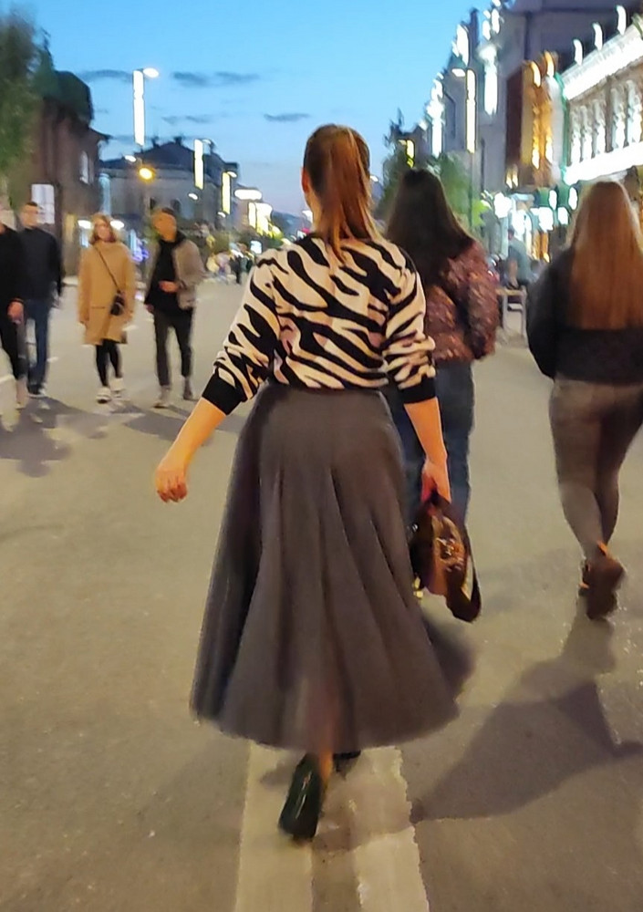 Отличная юбка! Переживала, что будет куцая, но нет. Много слоев и верхний слой сшит из клиньев, что даёт особый шарм. Мега довольна. Планирую в других цветах заказывать.