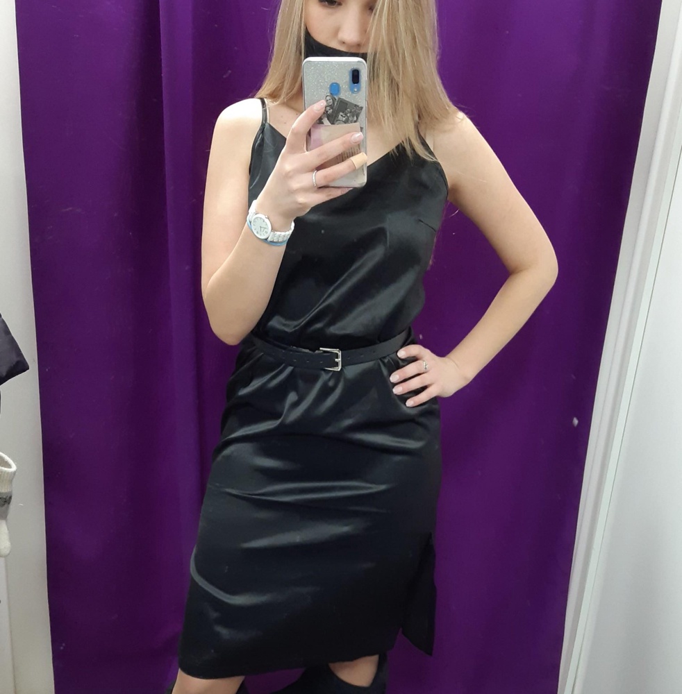 Девочки, это не то играющее, струящееся платье! Очень плотная, неподвижная ткань! Смотрится дёшево.
К пошиву вопросов нет, качество неплохое.