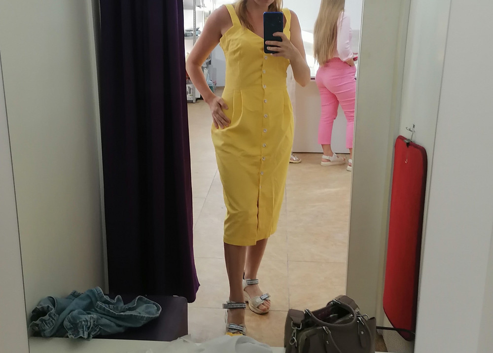 Платье красивое ярко жёлтое не как на модели,  на мои параметры  83. 69.90, немного большевато. Перезаказала.  Ткань плотная.