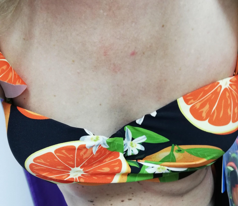 На картинке купальник выглядит очень красиво. Но на самом деле какой-то странный. Плавки ещё вроде ничего, а вот верх, что-то непонятное. Чашки не одинаковые, одна наверное больше другой. И вырез не посередине, а больше сбоку (на фото видно). И по ощущениям, что-то не то с чашками. И ещё один минус, нельзя купальник мерить целиком. Т.к плавки и верх скреплены вместе и можно мерить все по отдельности. Видать не моё! Вернула! Цена была 2320р