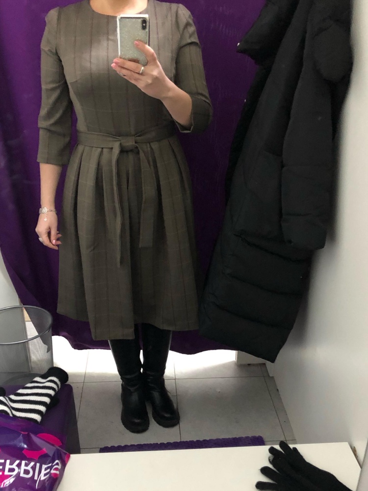 Платье очень красивое! Но, к сожалению верх мне мал. Мои параметры: рост 167, ОГ 100, ОТ 70, ОБ 100. На фото видно, вид сзади, что на спине складки..Поэтому, верх через грудь еле налез. Закажу побольше, может быть подойдёт. В любом случаи, тем у кого верх вписывается в объемы производителя, понравится. Жаль, что материал не тянется, было бы супер. Очень рекомендую, пошив хороший!