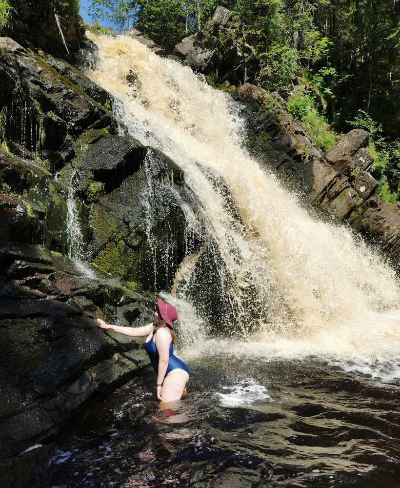 Отличный купальник, не просвечивает, скрывает недостатки и подчёркивает достоинства фигуры, хорошо сидит. Есть что-то вроде спортивного топа для поддержки груди.
