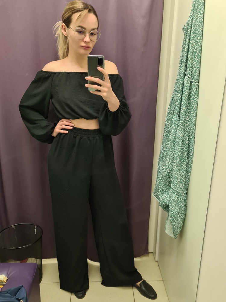 Мне очень понравился фасон костюма, удобный, не сковывает движения, ткань мне не понравилась по ощущениям, но не просвечивает, не мнётся. В итоге 5 звёзд, потому что стильно и очень удобно.

На параметры 90*70*100, взяла 44 размер, свободноват, но я люблю так. Кому нравится потеснее посадка, есть смысл взять меньше размер.