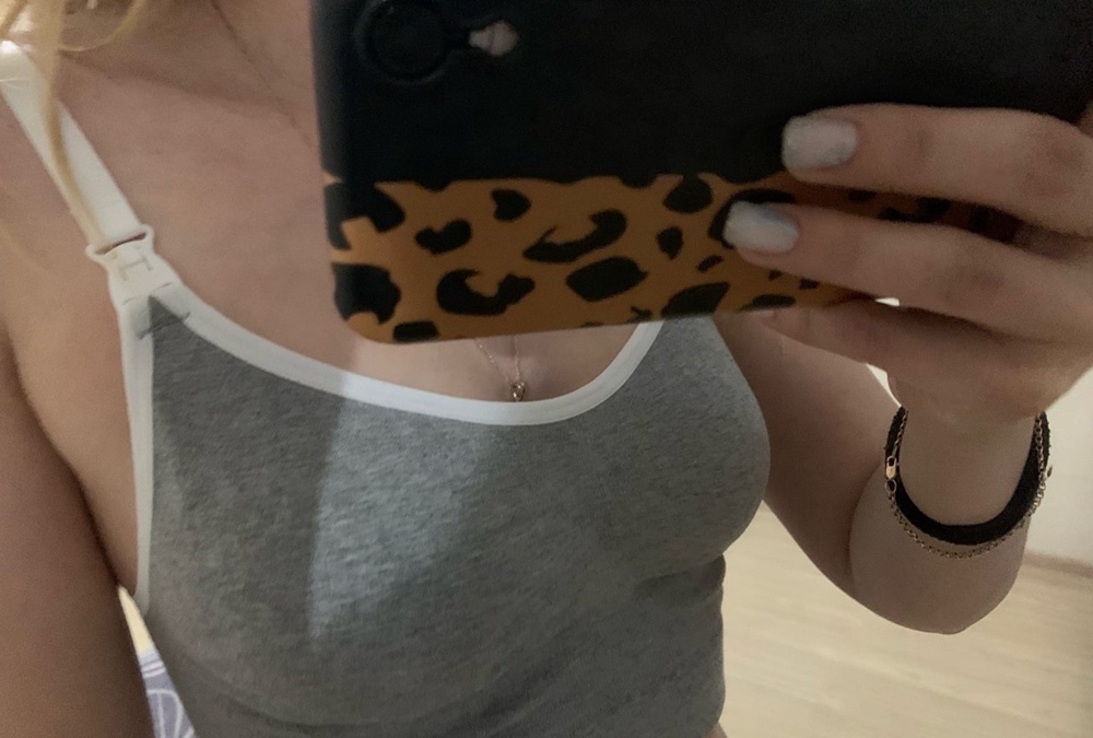 Я искала супермягкий бюстгальтер, чтобы в нем можно было спать и кормить даже ночью. У этой модели нет застежек, которые давят в спину. Да, его чувствуешь, но со временем привыкаешь. Очень приятная в носке ткань, не жарко и не холодно. Отлично поддерживает грудь в период ГВ