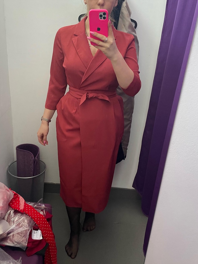 Красивое платье, цвет как на картинке. В размер. ЗапАх формальный, на самом деле он застрочен, сбоку молния. Это хорошо, ничего не будет раскрываться. Красиво торчащие карманчики подчеркивают талию. Мне кажется, не должно сильно мяться. Рекомендую 