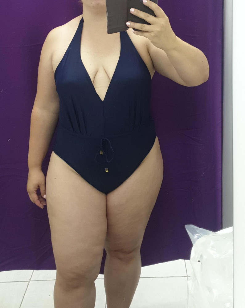 Замечательно сидит на фигуре даже в большом размере.  Соответствует размеру 50-52