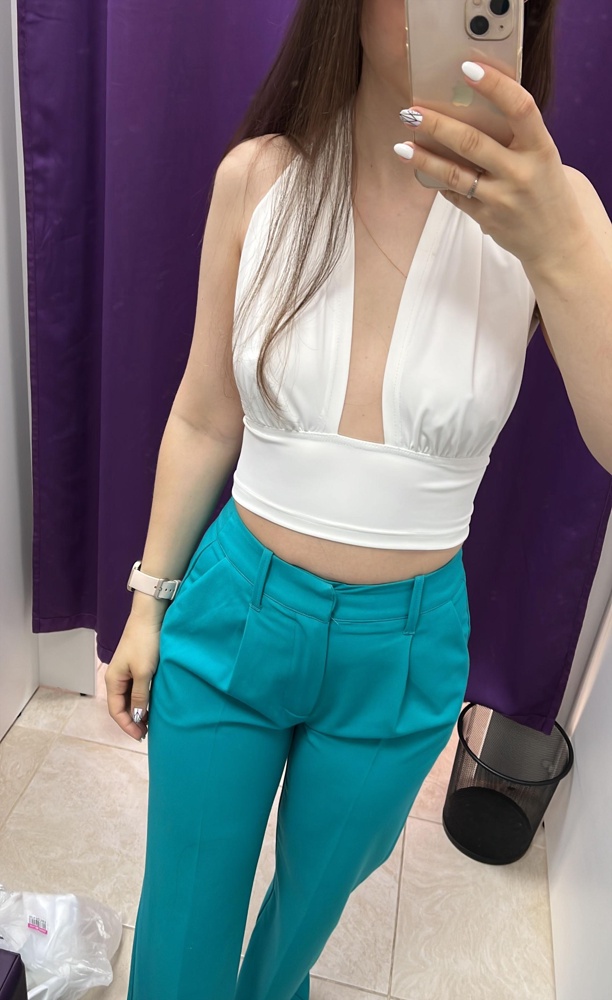 Топ понравился) ткань приятная, если одевать, как показано на модели, то визуально увеличивает то, что есть😂