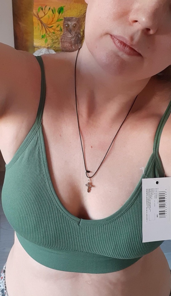 Мягчайшая эластичная микрофибра. Взяла на лето на дачу. Простите, но на 48 (85 С) размер очень даже комфортно. У кого чашки из под топа торчат, так это от отсутствия груди, наоборот соски не будут торчать с чашкой. И цена -просто подарок!)) Рекомендую