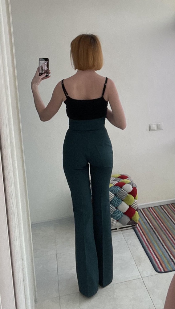 Заказала несколько брюк разных цветов. Все разные. Брюки номер 1. Изумрудные. Параметры 65*90, рост 175. Каблук 8 см. Первые брюки пришли с выдернутой собачкой, перезаказала. Длина отличная. У меня размер попы 42 и брюки сели прямо по максимуму впритык. Эти штанишки говорят - ни сантиметра больше!!! 🙂 Я не знаю, как они рассчитаны на 44 и полагаю больший размер уже не влезает(или с большим трудом). Замок застёгиваю почти не дыша. Ткань тянется незначительно и когда сажусь, спереди собирается не очень красивыми складками. Тем не менее, брюки мне понравились и я решила взять ещё чёрный и красный цвет. Эти брюки я купила за 3400. 