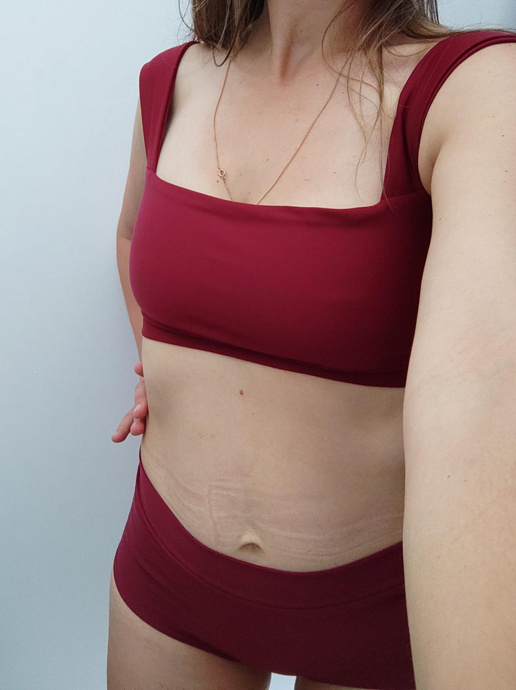 Сел классно! У меня размер бюста 70E. Купальник всё держит, я попрыгала и понаклонялась, всё осталось на месте. Будет удобно бегать за детьми по пляжу и при этом сногсшибательно выглядеть)