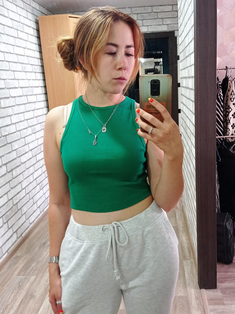 Классный топ. Мне очень понравился. Взяла такой же в красном цвете. Приятная к телу ткань. Размеру соответствует, тянется