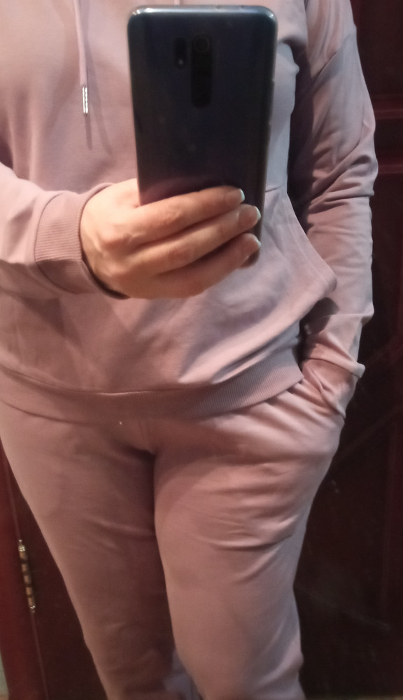 Костюм отличного качества. Мой размер 48-50, надо было брать на размер меньше, было бы лучше. Мой рост 160, длина конечно великовата, но за счёт резинки внизу можно подрегулировать. За такую цену просто супер. Советую к покупке. 