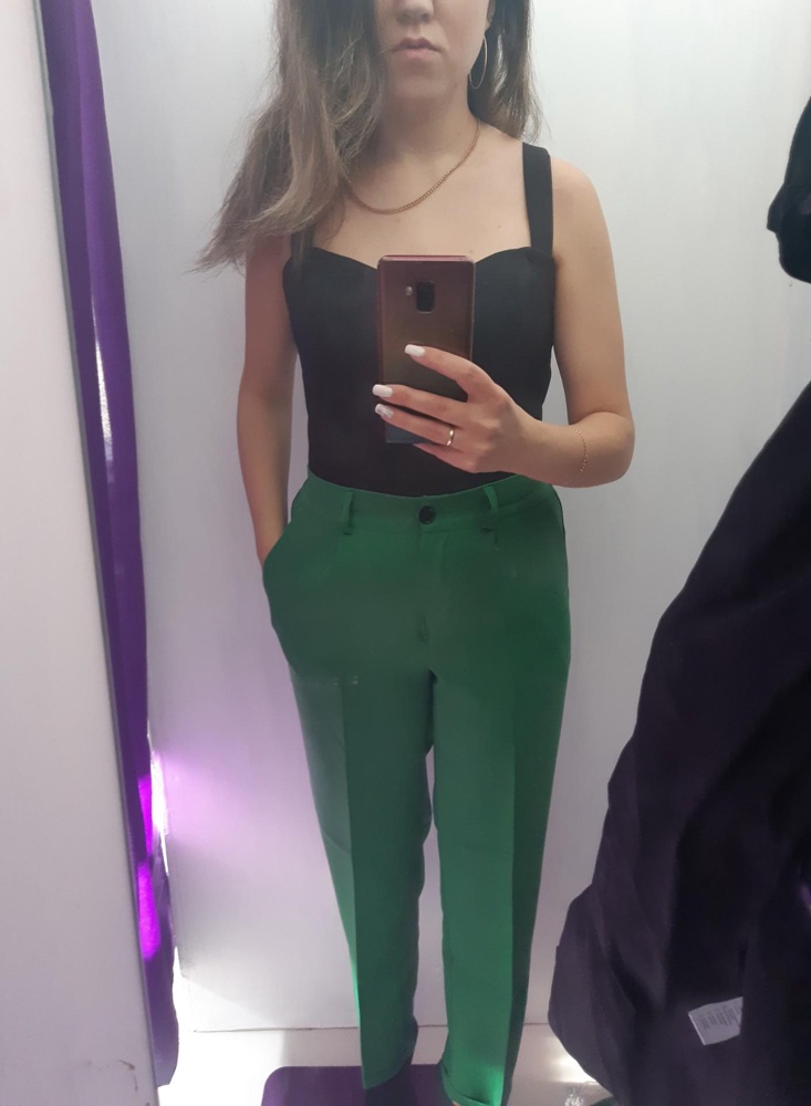 На свой размер 44/46 заказала 48р 
 Топ сел хорошо и нравится  что скрывает ушки  так как в вещах такого плана их не избежать. А здесь все отлично. Брала под брючный костюм, брюки с завышенной талией, поэтому топ подошёл. Качество мне очень понравилось. Рекомендую к покупке. Все чистое и целое ♡