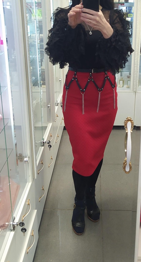 На талию 65-67 см отлично подошёл размер s-м. Пояс оживил большую часть гардероба. Благодарю за красоту такую) 
Вопрос к производителям, в бордовом или вишнёвом цвете планируете модель? Ваш красный не очень, хочется более насыщенный, более благородный красный, в вишню или Бордо чтоб уходил.