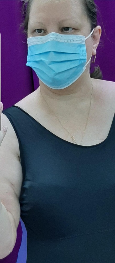 Что то я не поняла: то ли купальник мне велик, то ли просто такой несуразный. Все что ниже талии очень тонкое и хлипкое. В воде это все еще и растянется. А если еще вспомнить, что сзади очень глубокий вырез, то велика вероятность в воде пятой точкой засветиться. Чашка какая то большая и не особо что держит. Протез того гляди вылетит, до пупа опускается. Подмышечная впанида искромсаная вся на виду. Вот даже и не знаю заказывать меньший размер или нет.