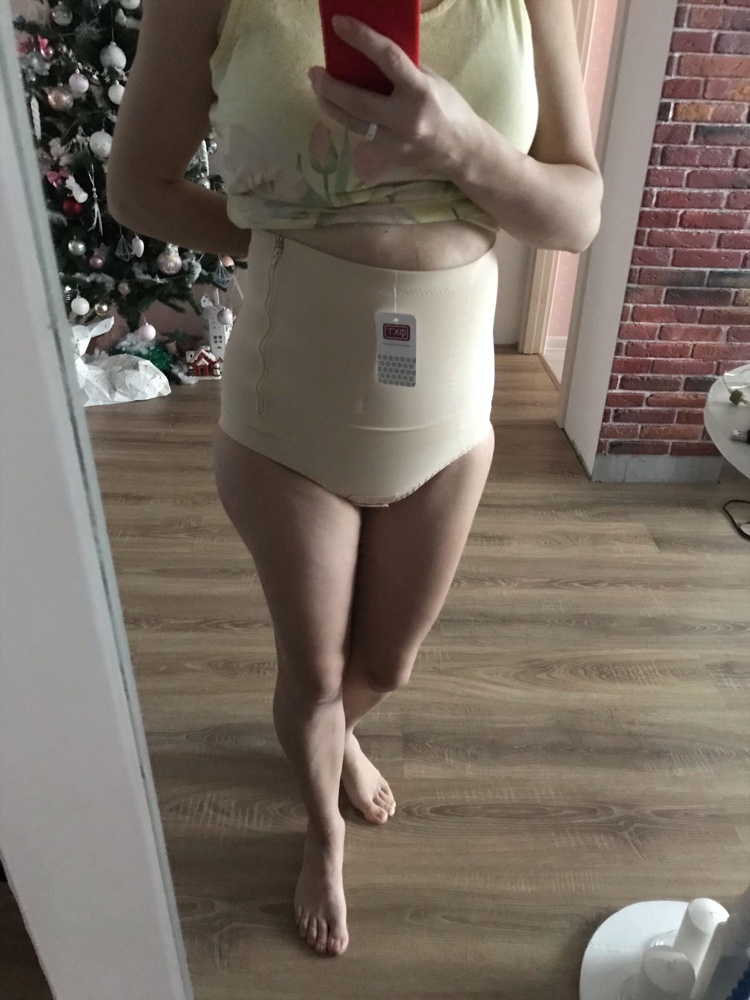 Объём бедер 92. Размер взяла 92. Не влезть(( с мужем держали в четыре руки и влезла. Только лежа застегивать!!!! Не понимаю примерки в офисах примерочных, как вы их там одеваете? Этот товар только лежа надо! Ткань очень плотная эластичная но держит отлично! Но так как очень туго мне по размеру, то через мин 10 начинался дискомфорт в животе.  Фото в футболке без бандажа! Между ног вроде не давит застежка. Советую. 