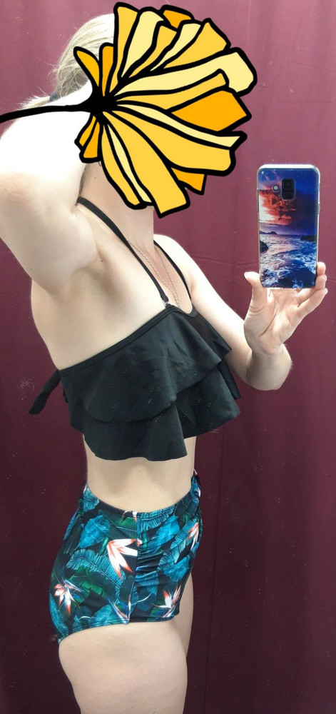 Верх отлично сел.Лямка ч/з шею съёмная. Но низ...Мало того,что фасон "модный", так еще и в поясе болтается (в воде бы уплыли...) Жаль что верх отдельно не продают...😔 А низы в таких моделях "здравствуй бабушкина молодость".