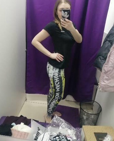 По фото по положительным отзывам выбирала, но на мне как сидят не понравились. Все хорошо, материал очень приятный, не спадают, заниматься было бы очень удобно, но лично мне в талии давят немного. На от 74, об 98 М-ка и L-ка а по ногам м хорошо. L чуть свободнее в ногах, а в талии одинаково давят. У кого фигура позволяет, то советую. Они в целом оч удобные. 