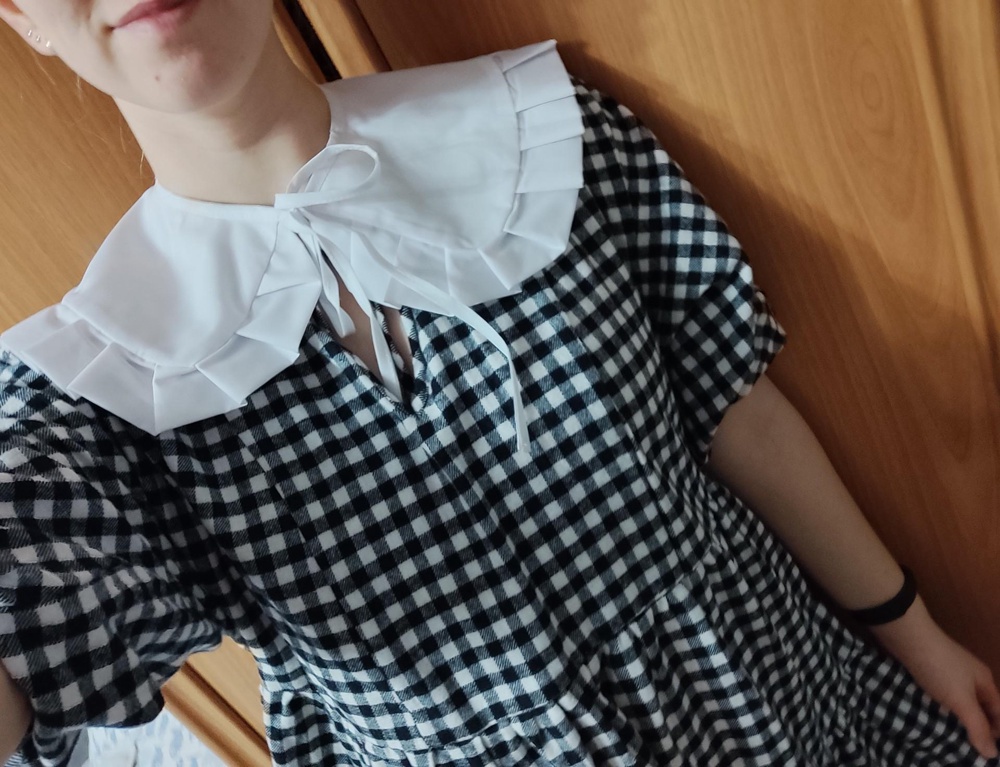 это любовь! качество хорошее, ткань плотная, воротничок будто накрахмален - хорошо держит форму, не перекручивается на платье, а как бы цепляется за ткань. за 350 рублей просто подарок) сделано на моей Родине - в Челябинской области, что приятно вдвойне. я в восторге) спасибо