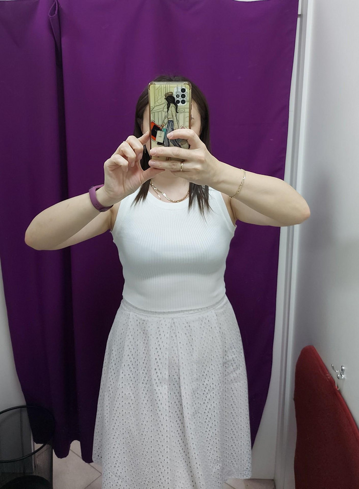 Топ отлично подошёл к юбке, заказывала 2 варианта, но этот понравился больше. Ткань приятная и хорошо тянется, но при этом совершенно не обтягивает. К покупке  однозначно рекомендую