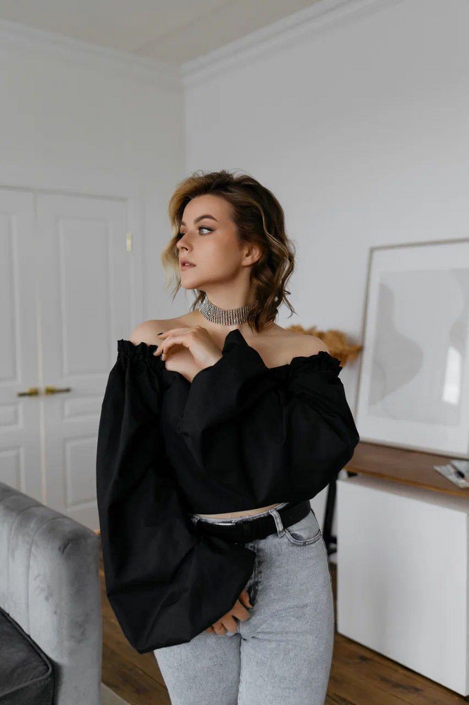 Очень крутой топ, особенно в чёрном цвете! Можно носить даже задом наперёд) единственное на небольшую грудь нужно туже завязывать, либо приклеивать специальный скотч для тела и одежды. А так я в полнейшем восторге! 