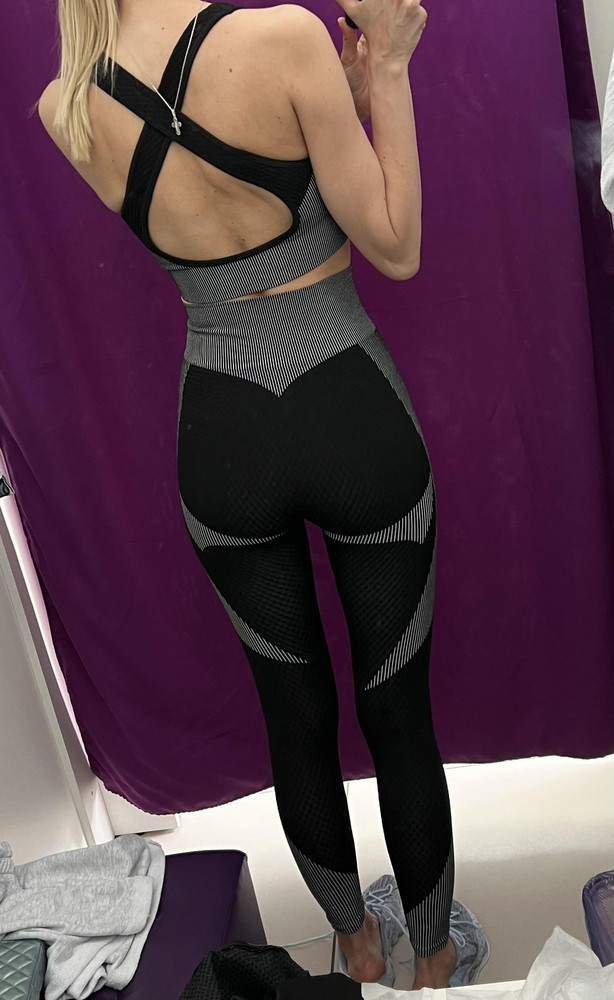 Ткань как у термо белья для горных лыж. Лосины ничего не утягивают. Свободные лосины размер S. Попа 92 см. Топик M давит на обьем 86 см. Странный костюм. Фигуру не украшает. Отказ. 