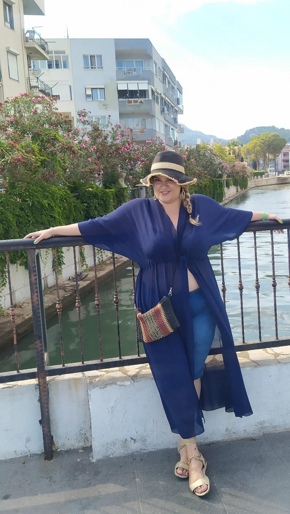 Отлично сидит, стройнит 
Сшита качественно 
Твёрдая 5!!!