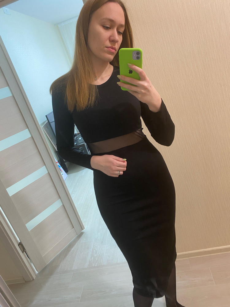 Почти сразу же разошлись швы где сетка, при чем с двух сторон. К ткани очень сильно все прилипает. А так платье хорошее, смотрится отлично. Ткань плотная, приятная.