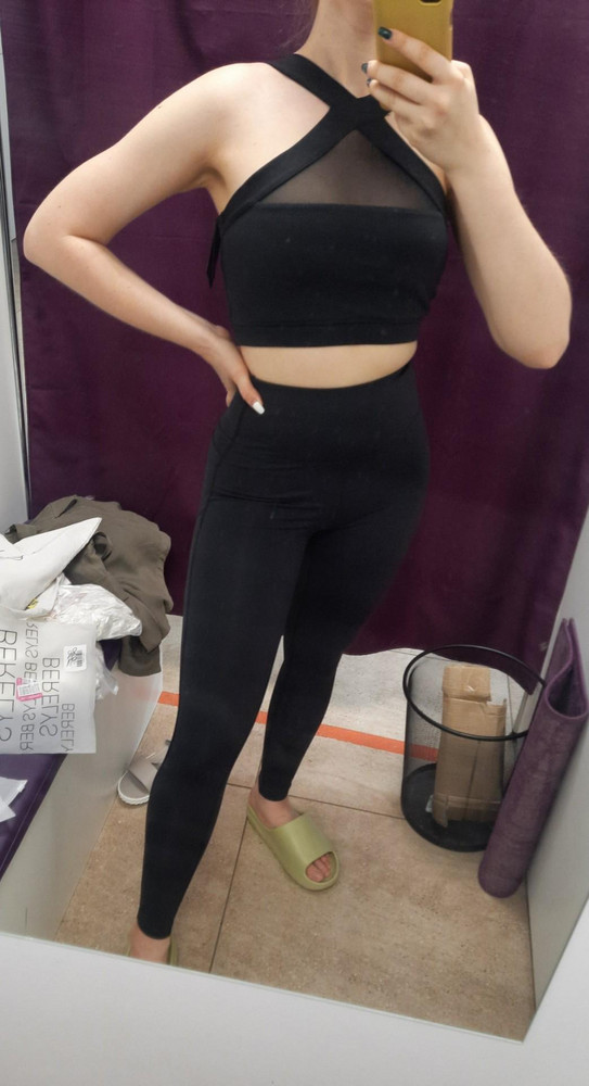 На фото выглядит просто секс, а вот в реальности вообще нет... Во-первых, по качеству ткани - это вообще не спортивный топ. Такое впечатление, что из этой же ткани делают домашние штаны и футболки для садовода( И сама модель не очень удобная: лямки сзади слишком близко к рукам, разводить их в стороны не удобно. Оформила возврат...