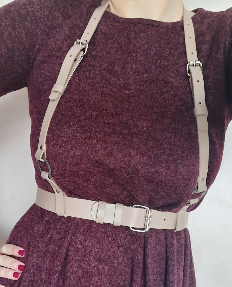 Очень качественная вещь👌Приятный универсальный цвет, длина регулируется. Спасибо производителю). Отдельно отмечу, что изделие достойно упаковано, пришло в индивидуальной сумочке, с бирочками, пожеланиями - это очень приятно). Рекомендую.