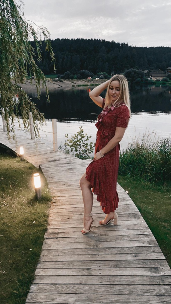 Платье отличное на лето! Только странно,что заказывала в одинаковом размере несколько цветов,но изумрудное в рукавах оказалось узким, а в лиловом слишком открыта грудь при максимальной затяжке пояса. подошло красное,его и оставила!