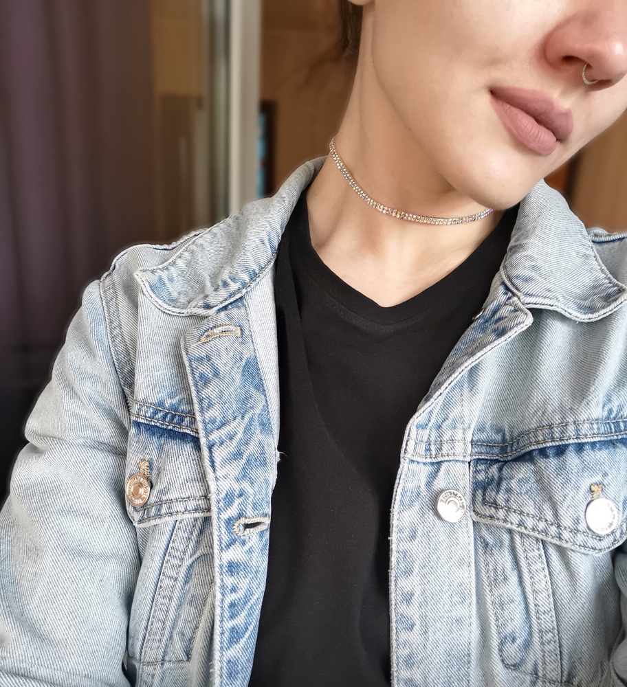 Очень красивый чокер, подходит к любой одежде) Пришёл быстро, все камушки на месте, благодарю за красоту. 