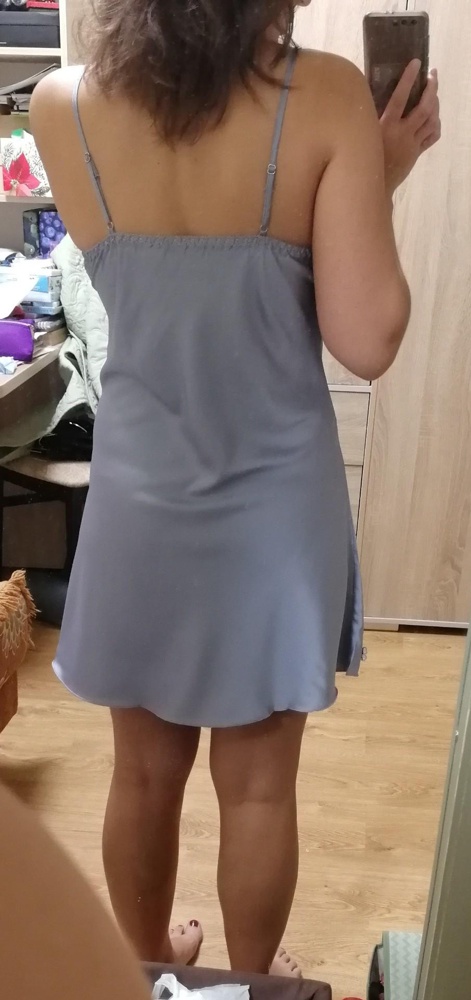 Шикарное качество, даже фурнитура брителек дорого выглядит! Цвет магический, смотрится очень дорого! Нежная к телу ткань. Гладила на режиме шелк быстро и легко. Подкладки для груди в комплекте, но мне с ними не понравилось. Очень сексуальная вещь, грудь 3 размера неидеальной формы хорошо подчеркивает, мужчина не мог оторваться взглядом! Советую 100%. Закажу розовую еще. Для нее стоимость даже занижена в сравнении что предлагают на "рынке". Производителю спасибо!