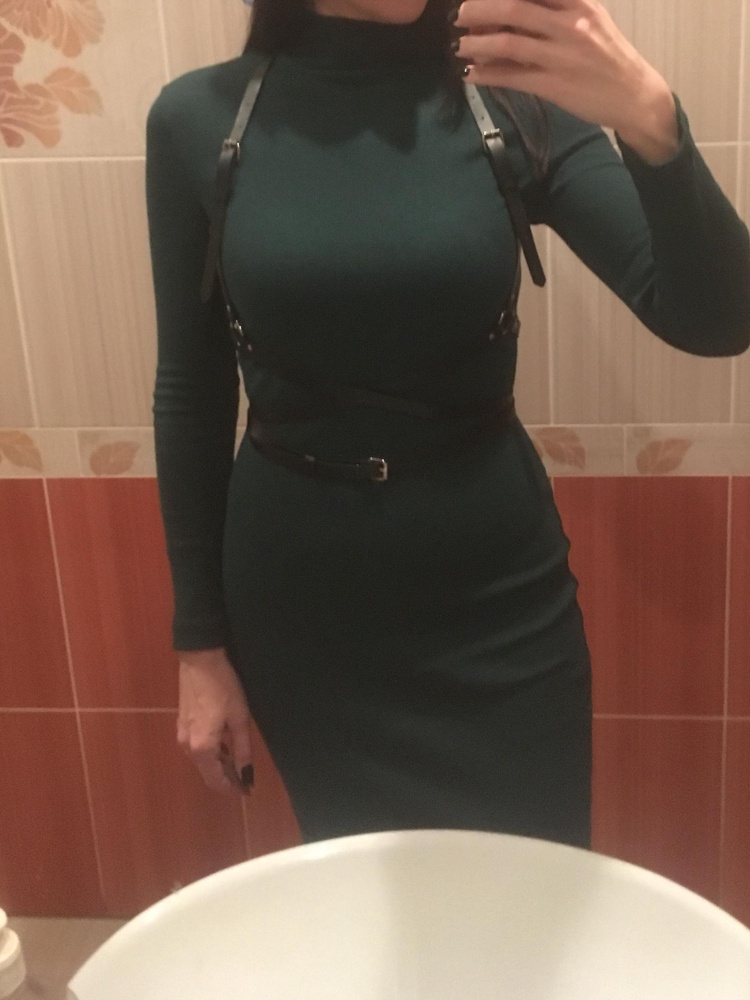 И правда сложно разобраться) Если вдруг вам не сел, или, как писали ниже, застежка ремешка на талии оказалась сбоку, то вы надели портупею кверх ногами! Спасибо тем, кто написал в отзывах, что на спине два кольца, дальше пробуйте застегивать на плечах, концы ремешков смотрят вниз. Сам аксессуар понравился, очень стильно. Пока надевала только один раз. Пришёл новый, в упаковке, не собранный. Самая удачная модель, я считаю. Выбирала из четырёх вариантов, остановилась на этом! Спасибо за адекватную цену продавцу! 