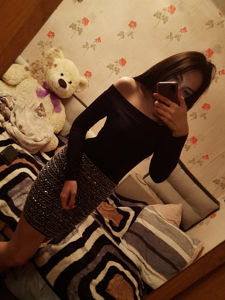 Отличное боди🤩 это любовь
Ткань тонкая,приятная,не просвечивает
Застежка удобная абсолютно не мешает 
На рост 180 и размер 44 обычный,взяла 40, село как надо
Рекомендую 😋