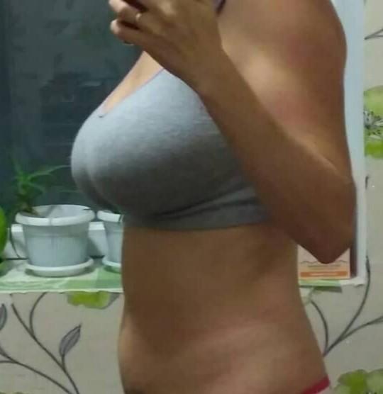 Самая удачная модель для большой груди! Перепробовала все модели бюстгальтеров фэст для кормящих. Именно эта обеспечивает хорошую поддержку груди, ничего не передавливая. Носила и на последних месяцах беременности (когда косточки обычных лифчиков стали давить на живот), и во время кормления.
Ткань очень плотная, из - за чего летом в топе жарковато, а также долго сохнет после стирки. Однако за счёт плотности он хорошо держит, грудь не трясётся, не провисает. Так что не считаю плотный материал минусом. Бретели Широкие, мягкие. Не регулируются, но, поскольку ткань тянется, топ сел хорошо.
На грудь объёмом 106 (чашка F-G для обычного бюстгальтер) заказала размер 104-110. Согласно размерной сетке он идёт на грудь не более 102 см, тем не менее сел хорошо. Топ размером больше был широк под грудью и забирал я вверх, так что не бойтесь заказывать размер "в притык" - наоборот будет лучше держать, за счёт эластичности не давит.
Стираю вместе с другим бельём в машинке, не садится, форму не теряет