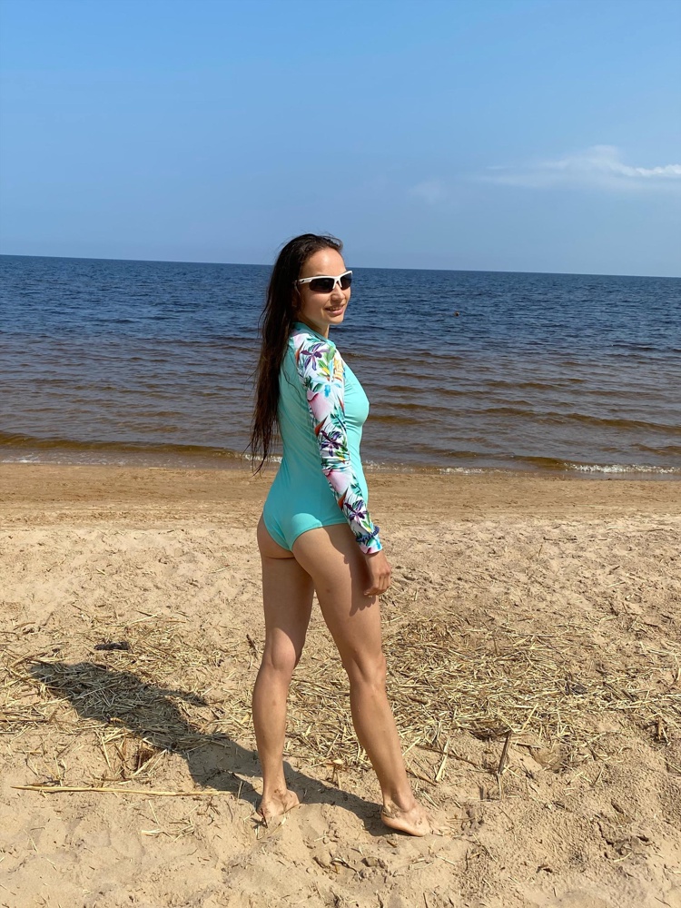 Я его отловила😎 Видно было, что ходил он довольно долго , грязненький пришёл. Постирала и все ок! Он Мега крутой ! 89-69-90 рост 162- подошёл размер S. Да, он слегка «светит», ну и что 😜
