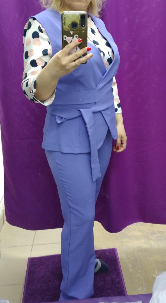 Костюм прекрасный, но не мой. На рост 157 брюки длинные, но это не беда, а вот вытачки на груди оказались под грудью,жаль.
Ткань тонкая,приятная.