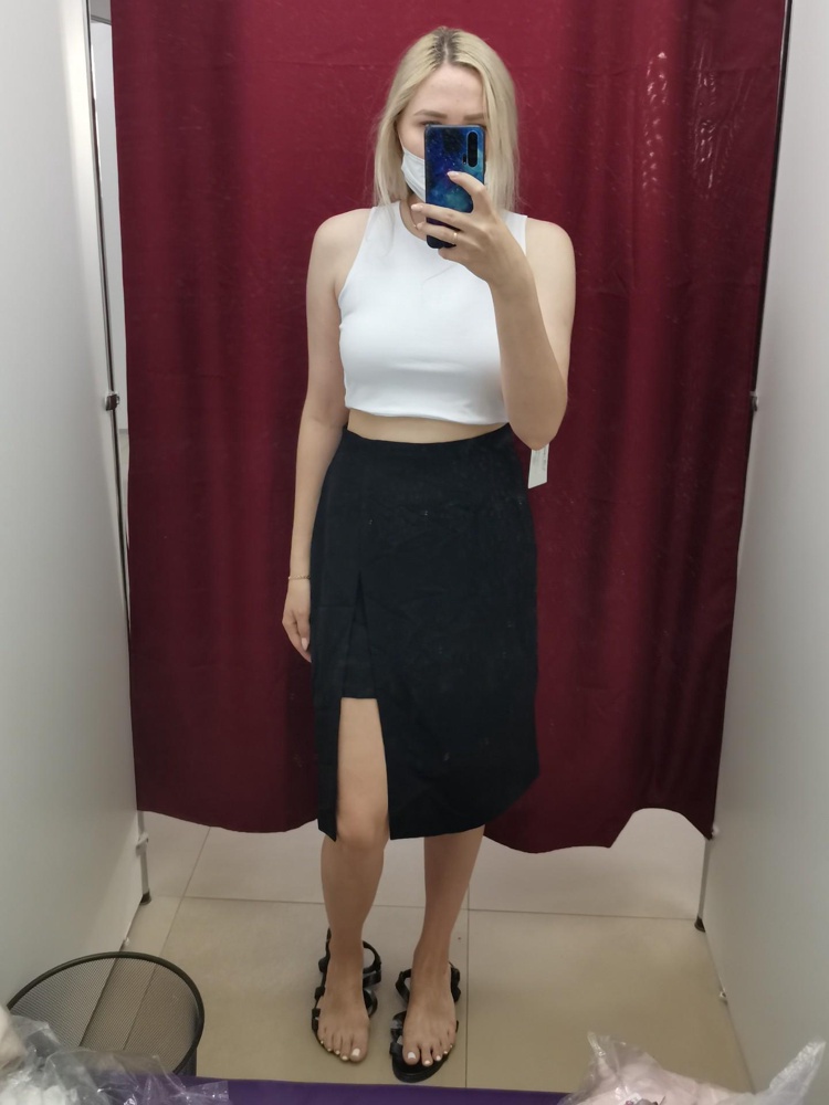 Сама модель интересная, но очень тонкая ткань, которая не держит форму, и не соответствует размерам. На параметры 95-74-99 заказала 46 размер по таблице и утонула в ней, в талии ещё 1/3 меня войдёт. Из - за неприлично тонкой ткани не стала заказывать на размер меньше.